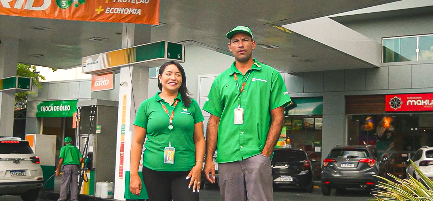 Dois frentistas em frente ao Auto Posto Montagnoli